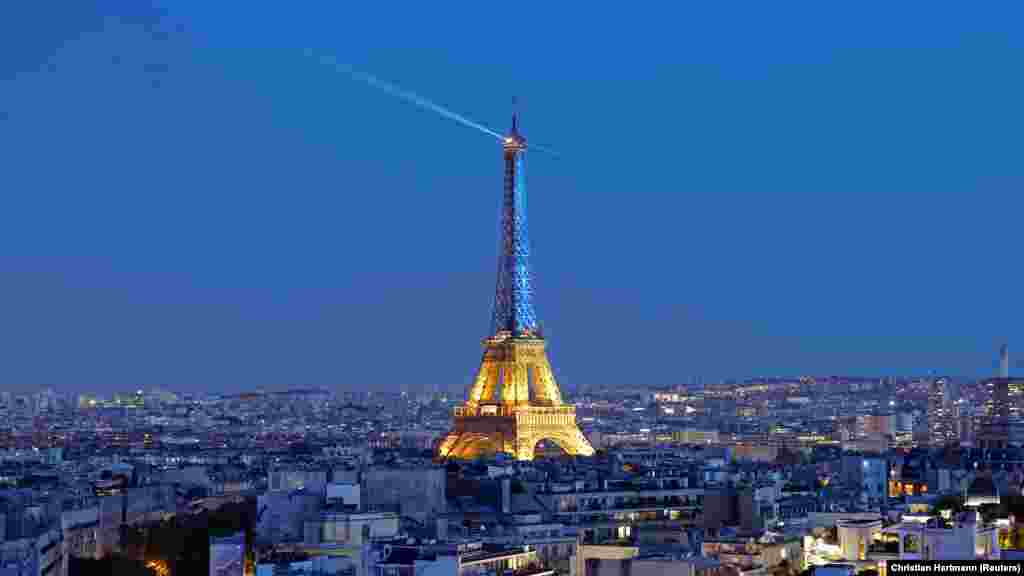 Turnul Eiffel, de la Paris, iluminat în semn de solidaritate cu Ucraina, la 9 mai.
