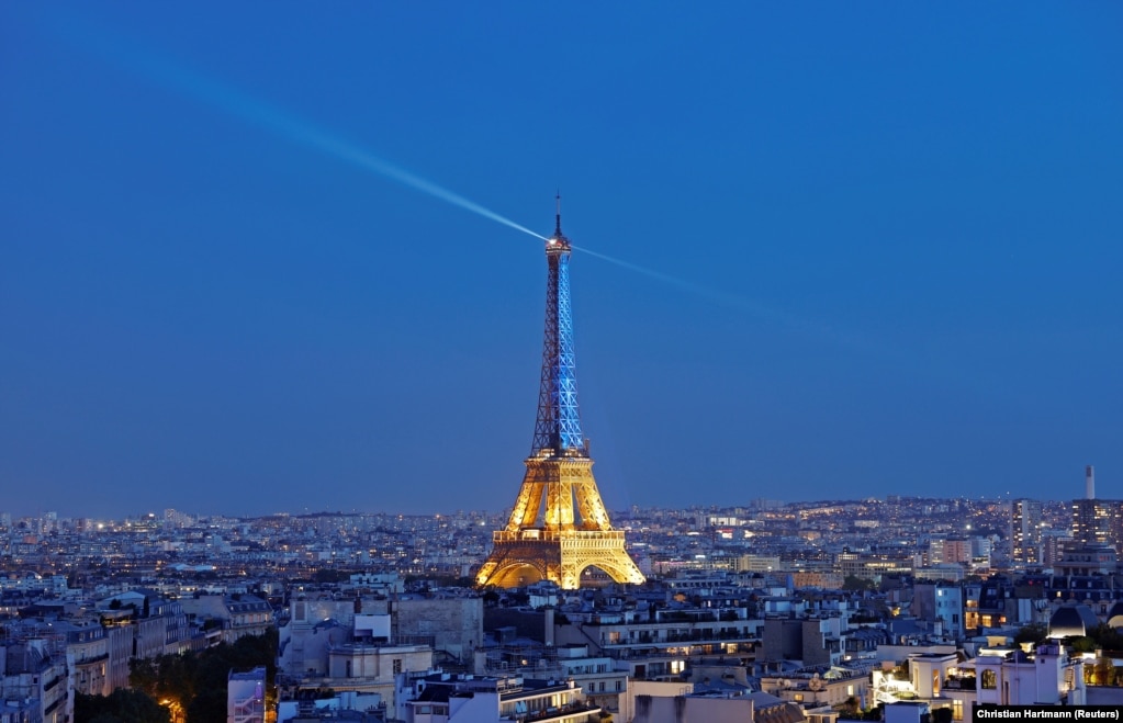 Kulla e Eiffelit në Paris, Francë, e ndriçuar në solidaritet me Ukrainën, më 9 maj.