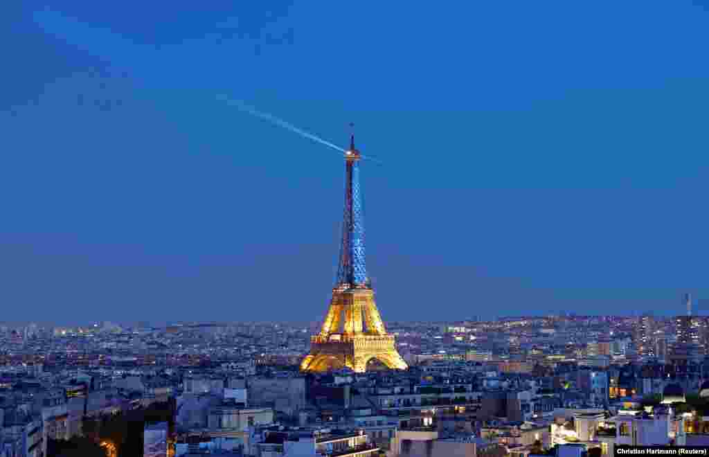 A kék-sárga fényekben fürdő Eiffel-torony május 9-én