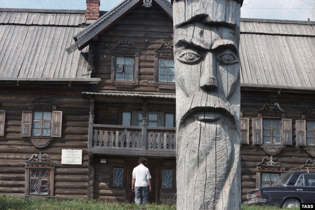 Республіка Карелія (суб'єкт Російської Федерації), що входить до складу Північно-Західного федерального округу. На світлині: Вепський етнографічний музей у селі Шолтозеро, 1992 рік