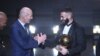 Լեգենդար Զինեդին Զիդանը «Ոսկե գնդակը» շնորհում է Քարիմ Բենզեմային, Փարիզ, 17 հոկտեմբերի, 2022թ. 