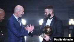 زین الدین زیدان اسطوره فوتبال جهان جایزه توپ طلایی را به کریم بنزما اهدا کرد. 17 اکتوبر 2022
