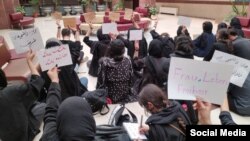 Stundente la Universitatea din Teheran protestează pentru libertate și drepturile femeilor, Teheran, 3 octombrie 2022.