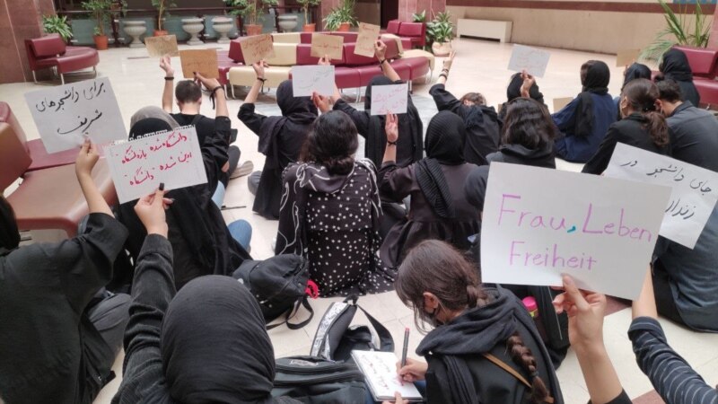 Vedete ale filmului francez își taie părul în semn de solidaritate cu protestul femeilor iraniene