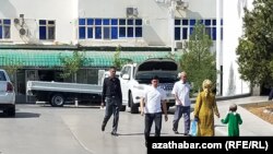 Illýustrasiýa suraty. Gündelik durmuşy şöhlelendirýän bir pursat. Aşgabat. Arhiwden alyndy.