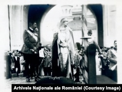 Regina Maria a purtat, la încoronare, o mantie roșie, realizată la comandă în perioada 1921-1922. „Mantiile au încercat să imprime oarecum o tradiție bizantină”, spune istoricul Gabriel Rustoiu.