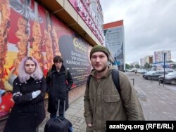 Orosz menekültek Kazahsztánban annál a bevásárlóközpontnál, ahol az éjszakát töltötték. Uralszk, 2022. szeptember 26.