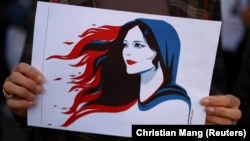 طرحی از مهسا امینی در دست معترضان در تجمع برلین
