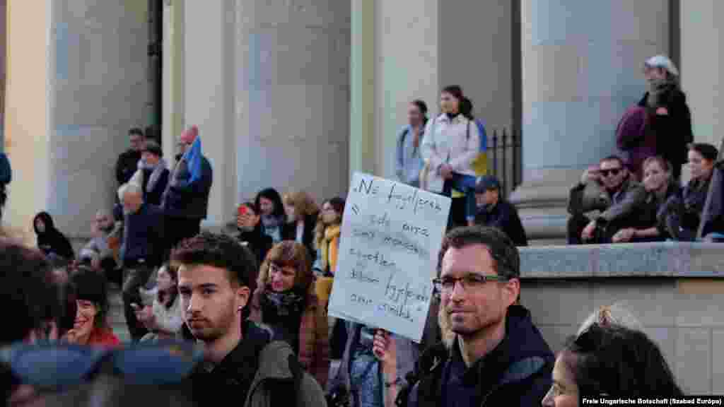 A berlini tüntetés egyik transzparensén a magyar miniszterelnök régi mondását idézték: &bdquo;Ne figyeljenek&nbsp;oda&nbsp;arra, amit mondok, egyetlen dologra&nbsp;figyeljenek: amit&nbsp;csinálok&rdquo;
