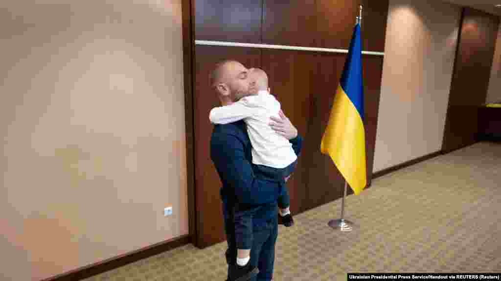 Szerhij Volinszkij öleli magához kisfiát