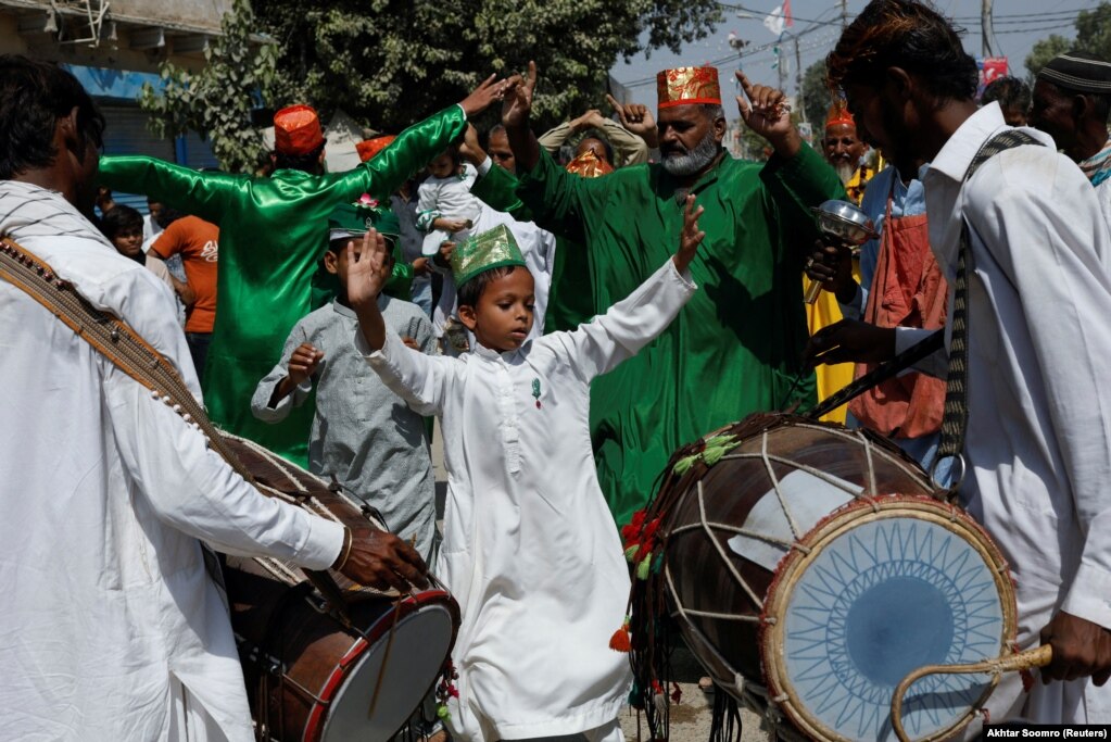 Një djalë kërcen me të tjerët gjatë festimeve në përvjetorin e lindjes së Profetit Muhamed në Karaçi, Pakistan, më 9 tetor.