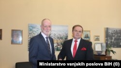 Novoimenovani ambasador Njemačke u BiH Thomas Fitschen (lijevo) uručio je kopiju akreditiva načelniku Odjela za diplomatski protokol Ministarstva vanjskih poslova Bosne i Hercegovine Mirsadu Bešiću. 28. septembra 2022.