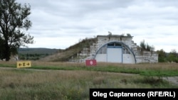 Obiect de infrastructură a aeroportului fotografiat în septembrie 2022