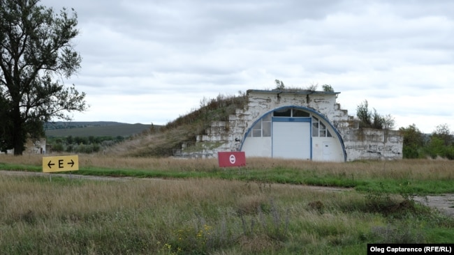 Obiect de infrastructură a aeroportului fotografiat în septembrie 2022