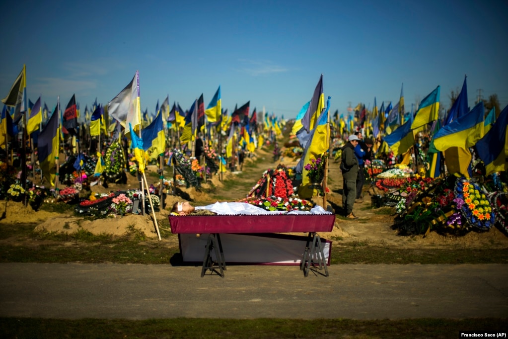 Trupi i ushtarit ukrainas, Vadym Bereghnuy, 22 vjeç, para se të varroset në një varrezë në Harkiv më 17 tetor 2022. 