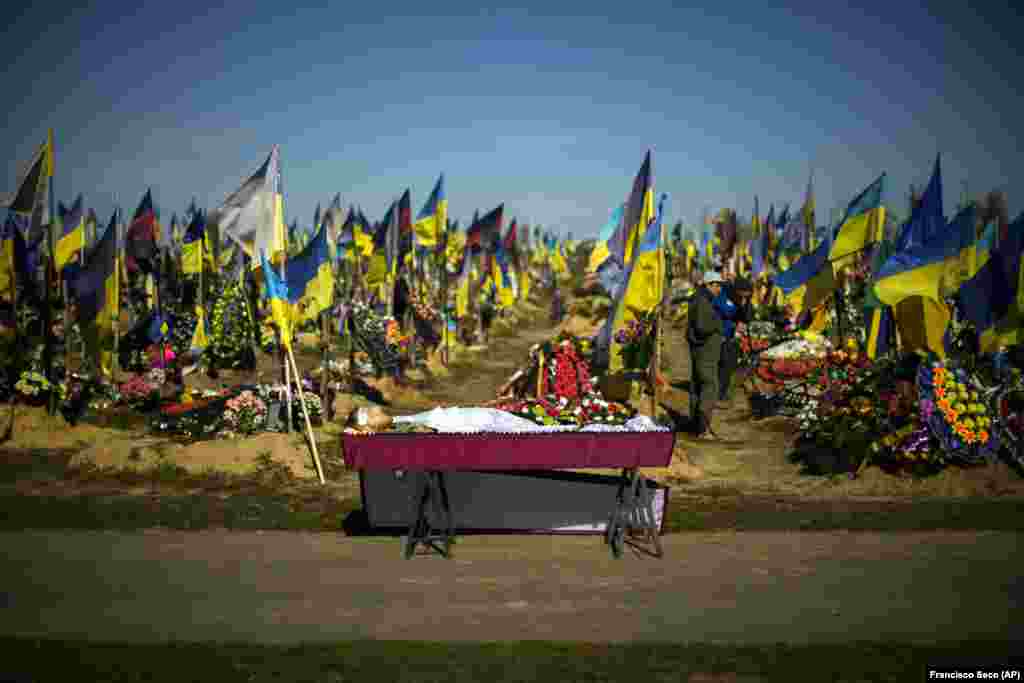 Trupi i një ushtaraku ukrainas i vrarë së fundmi prehet në një arkivol gjatë funeralit të tij pranë një varreze në Harkiv.