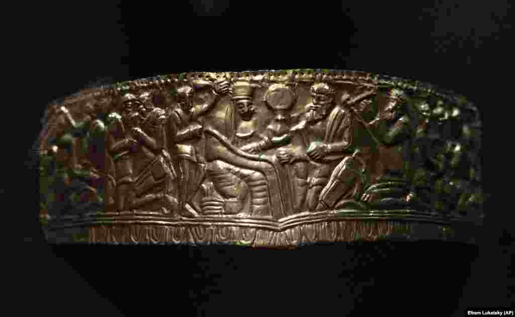 O replică a unei diademe de aur din secolul al IV-lea î.Hr., provenind dintr-un tumul funerar antic scitic, este expusă la Muzeul Comorilor Istorice din Kiev. Potrivit Nataliei Pancenko, multe dintre obiectele de artă din muzeu au fost duse în altă parte, iar acum, în locul lor, sunt expuse reproduceri. &bdquo;Aceste lucruri sunt delicate și totuși au supraviețuit sute de ani&rdquo;, spune ea. &bdquo;Nu am putut suporta gândul că ar putea fi pierdute&rdquo;.