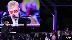  Елтън Джон постоянно свири на пиана и рояли Yamaha 