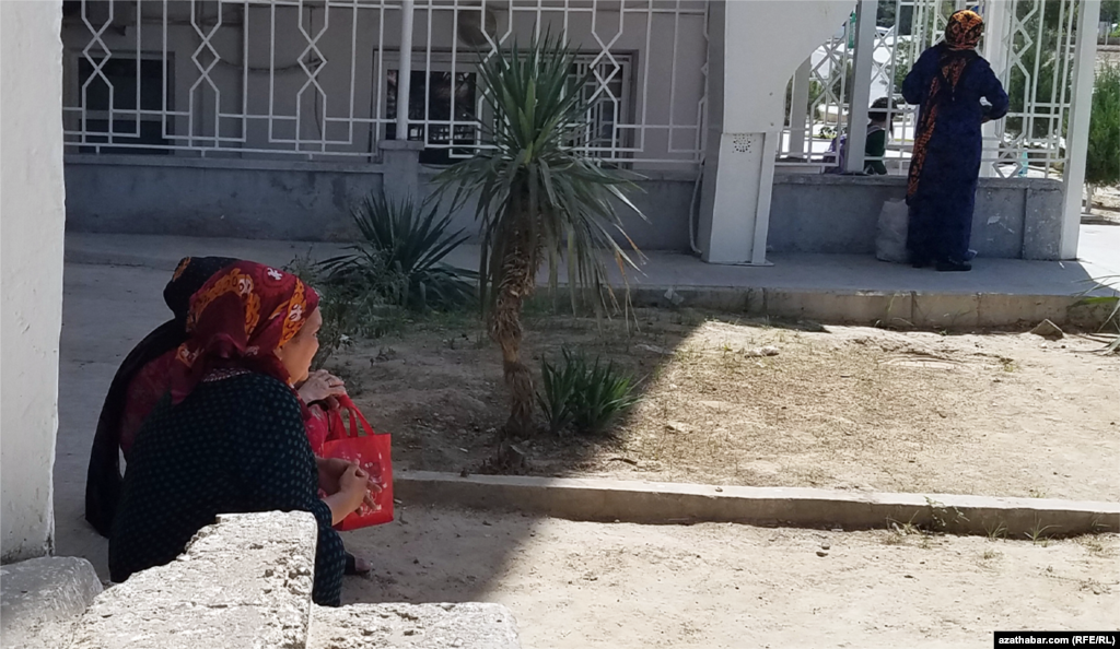 Женщины отдыхают в тени, сидя на корточках. Ашхабад.