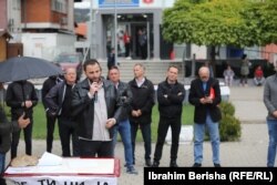 Bivši gradonačelnik Branimir Stojanović i građani na protestu ispred Opštine