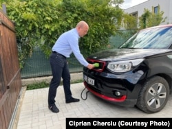 Кипријан Черчиу, член на клубот Тесла Романија и сопственик на електрични автомобили