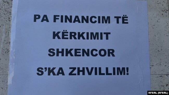 Një nga pankartat e protestuesve në Tiranë.