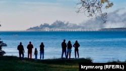 КРИМ - Луѓе го набљудуваат мостот Керч на Крим по експлозијата на 8 октомври 2022 година