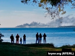 Крымчане наблюдают за пожаром после взрыва на Крымском (Керченском) мосту. 8 октября 2022 г., Керчь, аннексированный Россией Крым