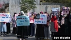 تجمع اعتراضی زنان افغانستان در مقابل سفارت جمهوری اسلامی در کابل برای اعلام همبستگی با اعتراضات جاری در ایران