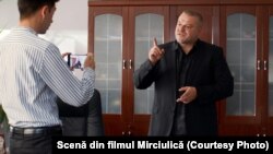 Lungmetrajul cu Mircea Bravo în prim-plan surprinde și tare din societatea românească. Actorul Cătălin Herlo, în rolul unui director de companie corupt, care vrea să devină parlamentar. Tânărul care se visează procuror (Bravo) este prins în mrejele acestei situații.