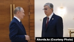 Қазақстан президенті Қасым-Жомарт Тоқаев (оң жағында) және Ресей басшысы Владимир Путин Азиядағы өзара ықпалдастық саммиті кезінде. Астана, 13 қазан 2022 жыл.