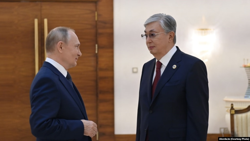 Qazaqstan prezidenti Qasım-Jomart Toqaev jäne Resey basşısı Vladimir Putin.