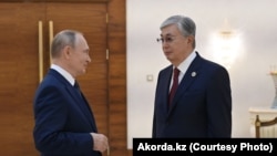 Президент России Владимир Путин (слева) и президент Казахстана Касым-Жомарт Токаев на встрече в Астане