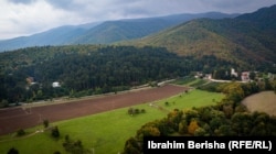 Fotografi në të cilën shihet sipërfaqja prej 24 hektarësh tokë që Manastiri i Deçanit dëshiron ta marrë nën pronësi.