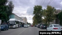 Российская мобилизация в Керчи, автобусы для мобилизованных возле керченского военкомата. Крым, 23 сентября 2022 года