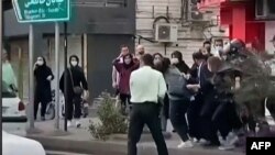 Iranske žene demonstrante maltretiraju sigurnosne snage na demonstracijama u oktobru u gradu Rasht, u sjevernoj iranskoj provinciji Gilan, čiji je guverner sada dodat na listu sankcija EU.