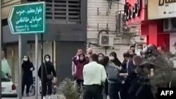 حمله نیروهای امنیتی و انتظامی به معترضان در تهران