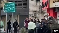 درگیری های پولیس و نیروهای بسیجی ایران با مظاهره کننده گان در بسیاری از شهر های ایران در جریان نزدیک به یک ماه گذشته ادامه یافته است