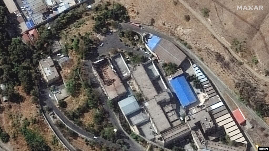 عکسی که گروه ماهواره‌ای پلانت لبز پی‎بی‌سی از فراز زندان اوین گرفته. سقف ساختمان بزرگ سمت چپ بر اثر انفجار از جا کنده شده است