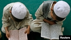 دو تن از دانش آموزان یک مدرسه دینی در کابل