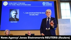 Thors Hans Hansson, član Nobelovog komiteta za fiziku predstavlja dobitnike Nobelove nagrade za fiziku za 2022. godinu kao i generalni sekretar Kraljevske švedske akademije nauka Hans Ellegren i članica Nobelovog komiteta za fiziku Eva Olsson, u Stokholmu 4. oktobra 2022. 