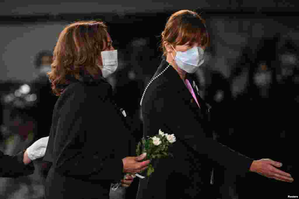 Vicepreședintele SUA Kamala Harris&nbsp; a depus flori la altar în timpul funeraliilor de stat pentru fostul premier japonez Shinzo Abe la Nippon Budokan din Tokyo, pe 27 septembrie 2022.&nbsp;