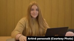 Oana Ţînţar este absolventă de Politehnică şi studentă la Facultatea de Ştiinţe ale Comunicării din Universiatea Babeş-Bolyai, pe care o urmează de la distanţă, întrucât s-a mutat în Bucureşti pentru a putea coordona, în calitate de preşedinte, activitatea ANOSR.