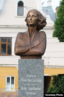 Памятник Розе Ауслендер в Черновцах
