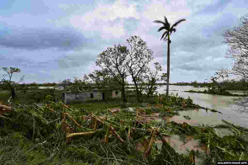 Multe dintre casele cubanezilor au fost&nbsp; avariate grav&nbsp; după trecerea Uraganului Ian, pe 27 septembrie 2022.