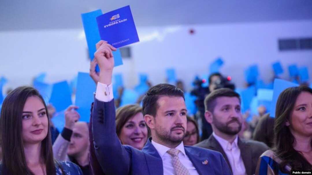 Kandidati për president të Malit të Zi, Jakov Millatoviq, me një fletushkë në dorë, ku shkruan emri i partisë së tij: Evropa tani.