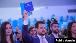 Kandidati për president të Malit të Zi, Jakov Millatoviq, me një fletushkë në dorë, ku shkruan emri i partisë së tij: Evropa tani.