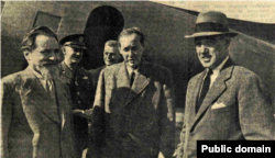 Встреча Гарри Гопкинса. Слева направо: Лозовский, Гопкинс, посол США в СССР Лоуренс Штейнгардт. "Правда", 31 июля 1941 года