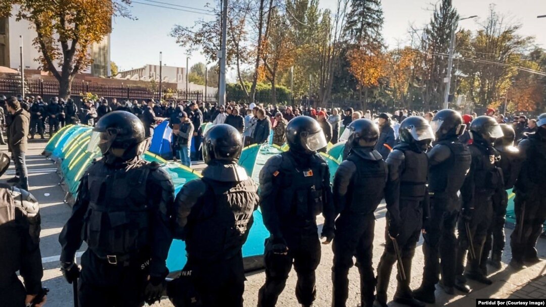 Police remove the tents set up by the Shor Party on the central boulevard in Chisinau on October 10.