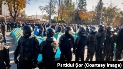 Поліція прибирає намети, встановлені партією Шор на центральному бульварі Кишинева